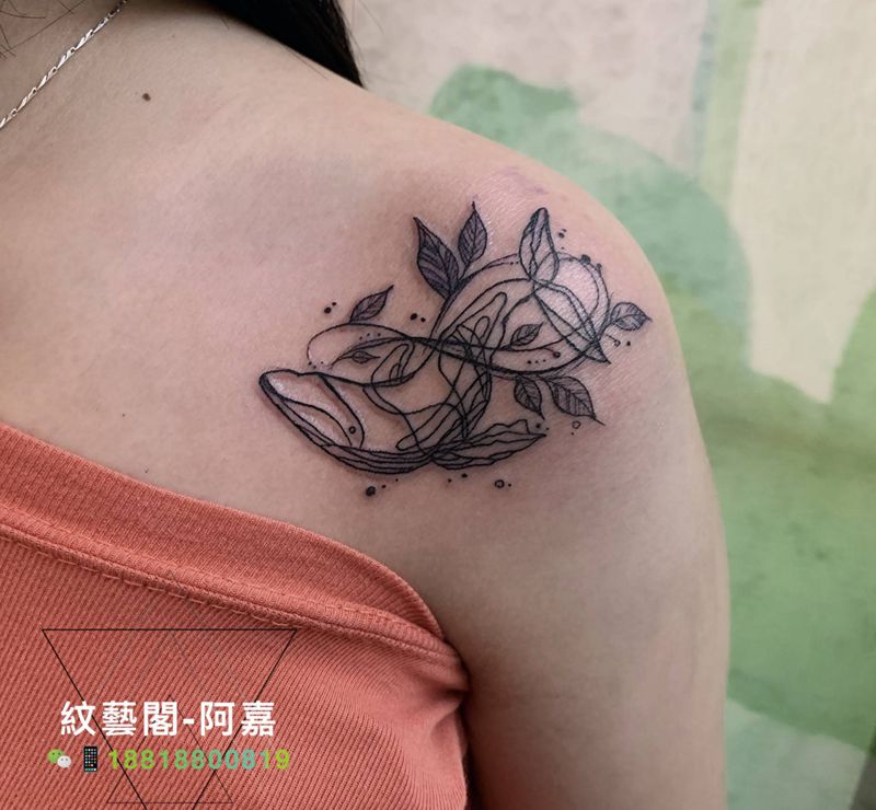 线纹身图片_肩部几何纹身图案