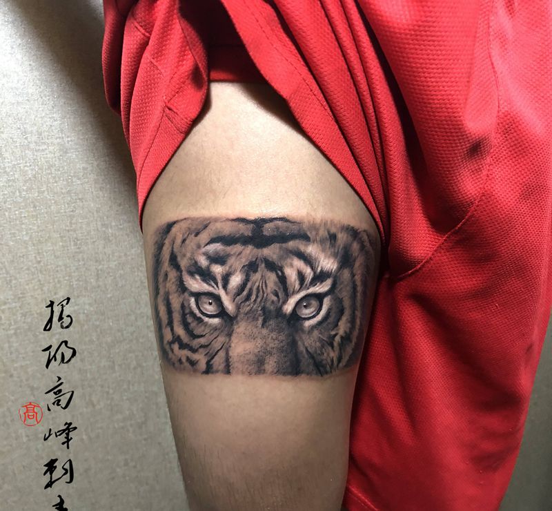 虎纹身图片_腿部欧美写实虎纹身图案