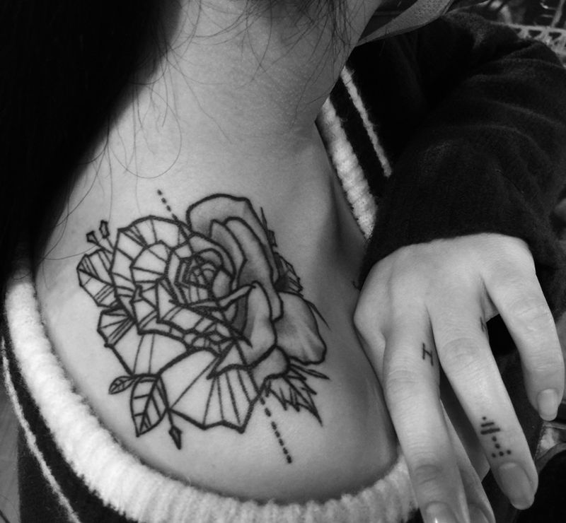 school纹身图片_成品欧美肩部纹身图案