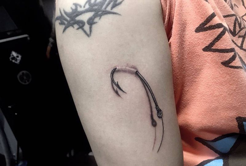 鱼钩纹身图片