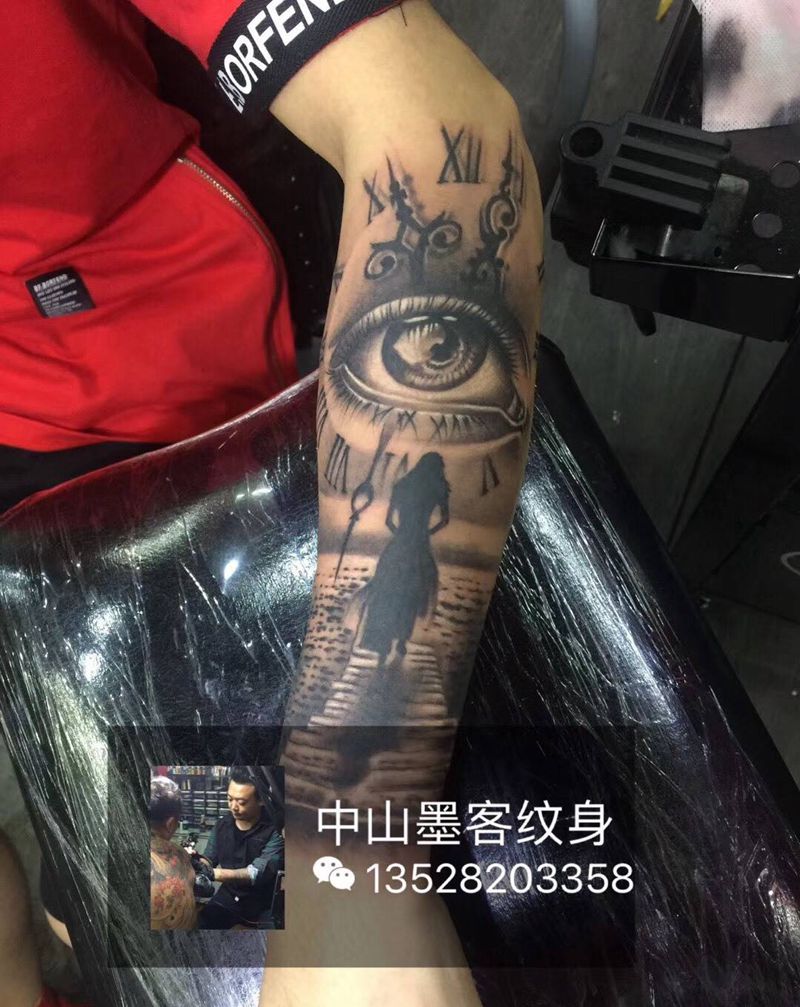 欧美风格小花臂纹身图片