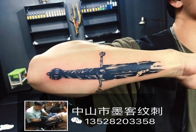 黑墨遮盖英文纹身图片