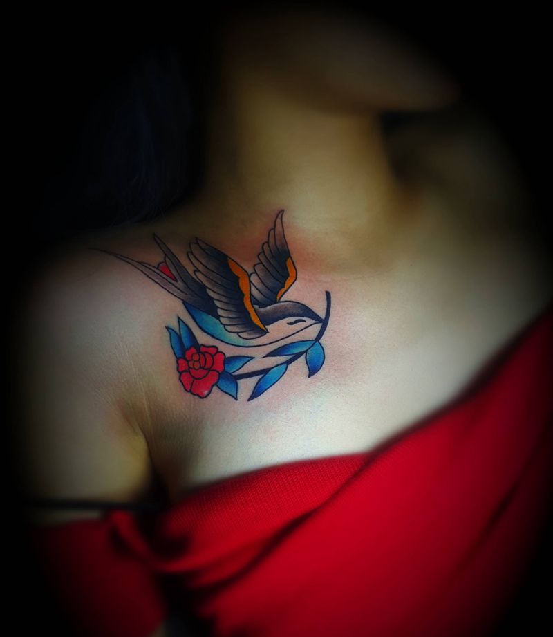 燕子纹身图片_胸部Old School纹身图案