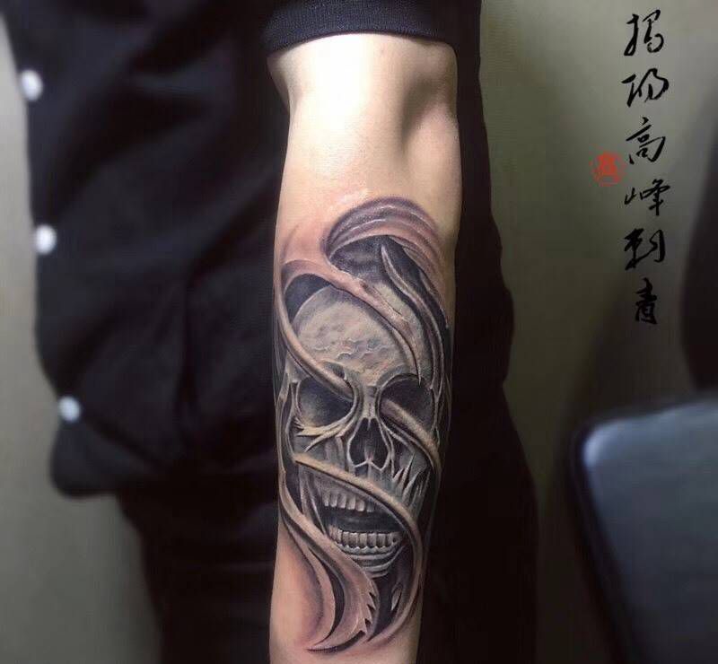 骷髅头纹身图片_欧美鬼神手部成品纹身图案