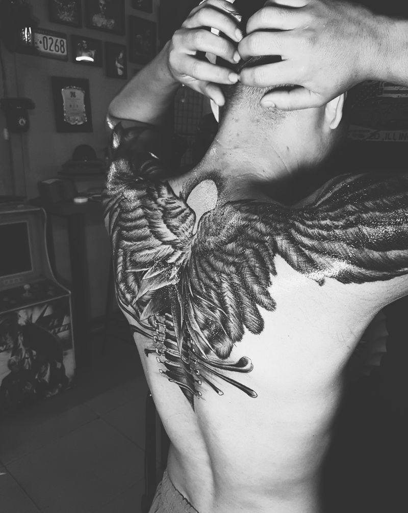 翅膀纹身图片_背部欧美写实纹身图案
