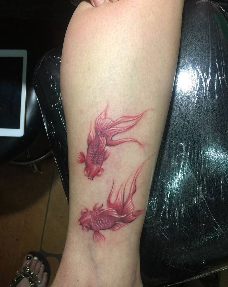 两条小金鱼纹身图片