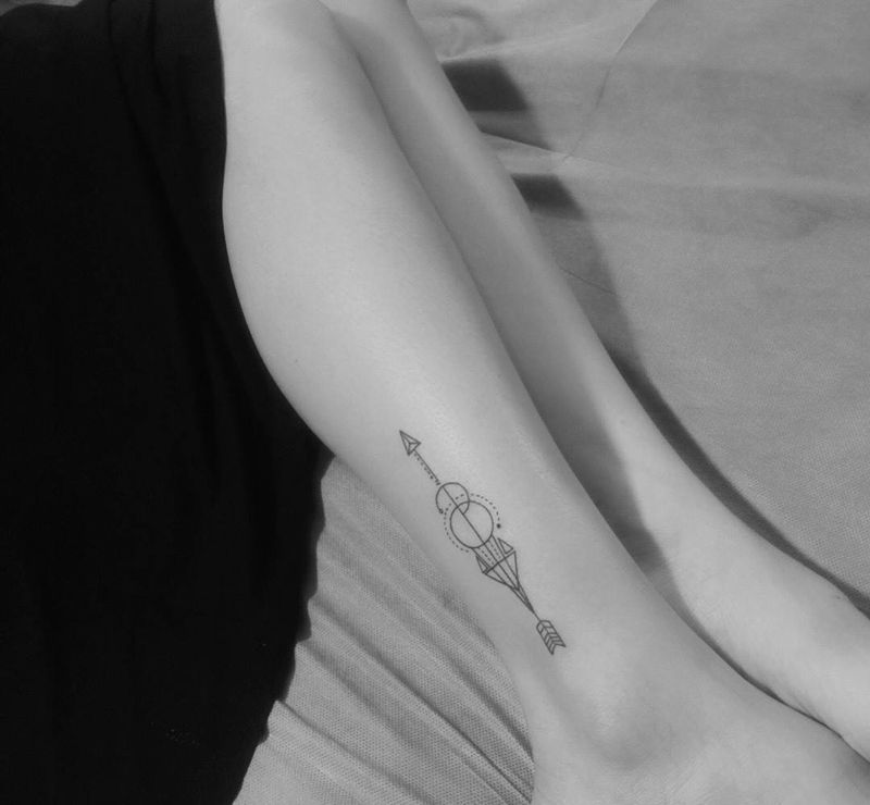 来自一位美女的几何图。纹身图片