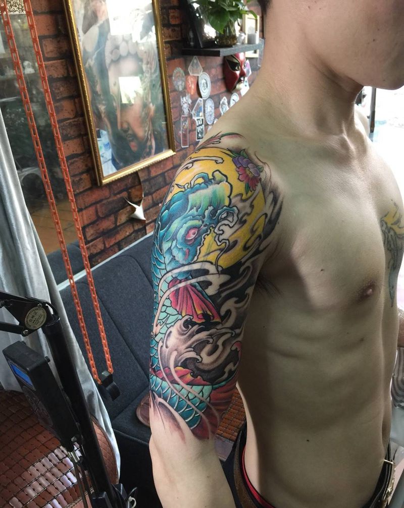 彩色鲤鱼纹身图片