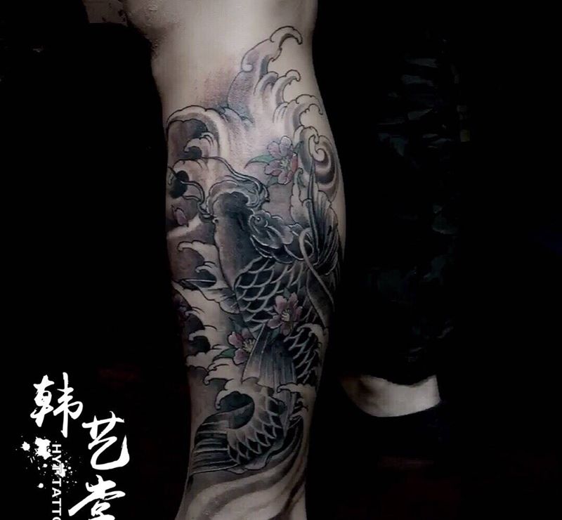 传统鲤鱼包小腿纹身图片