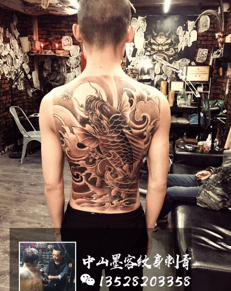 满背招财鱼纹身图片