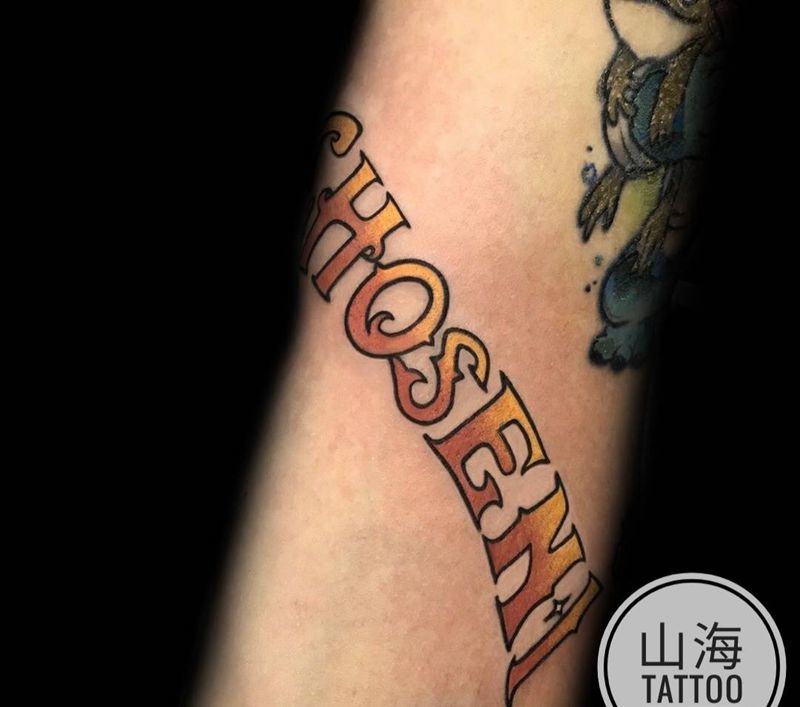 CHOSEN.1纹身图片_手臂水彩花体字纹身图案