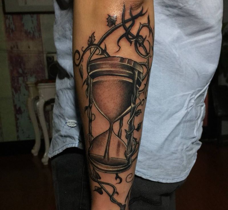 沙漏。纹身图片_成品手部手臂几何写实纹身图案