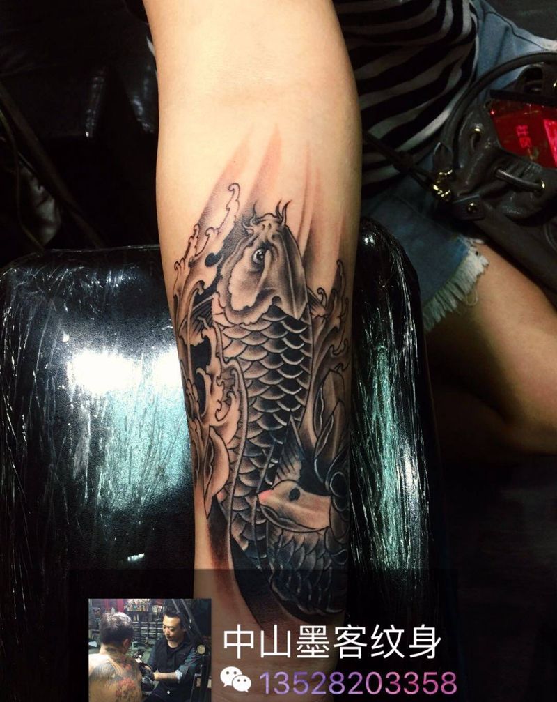 黑灰鲤鱼纹身图片