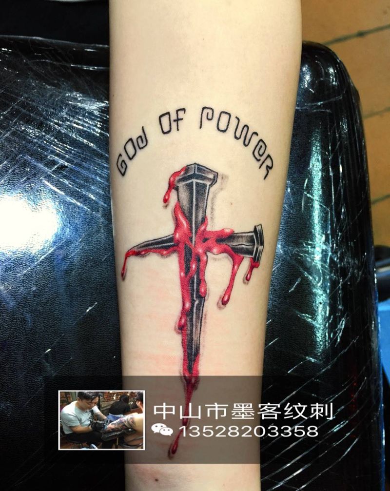 滴血十字架纹身图片