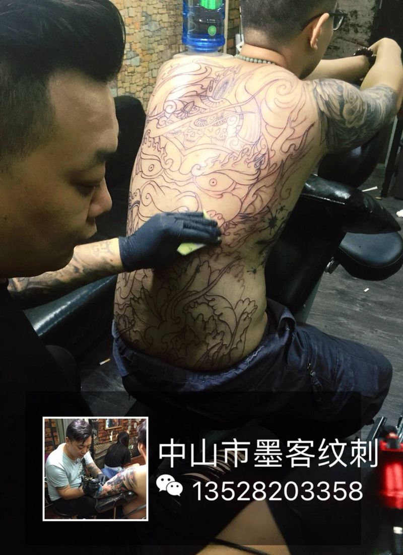 满背构图纹身图片