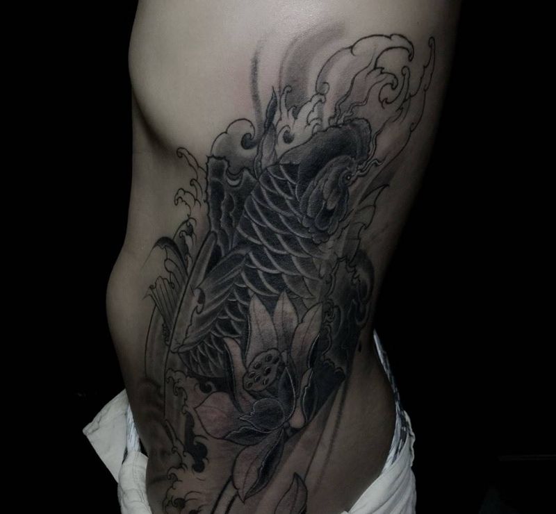 鲤鱼纹身图片_成品腹部原创揭阳纹身图案