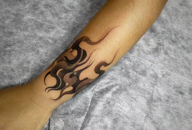 圆针雾纹身图片_手臂点刺纹身图案