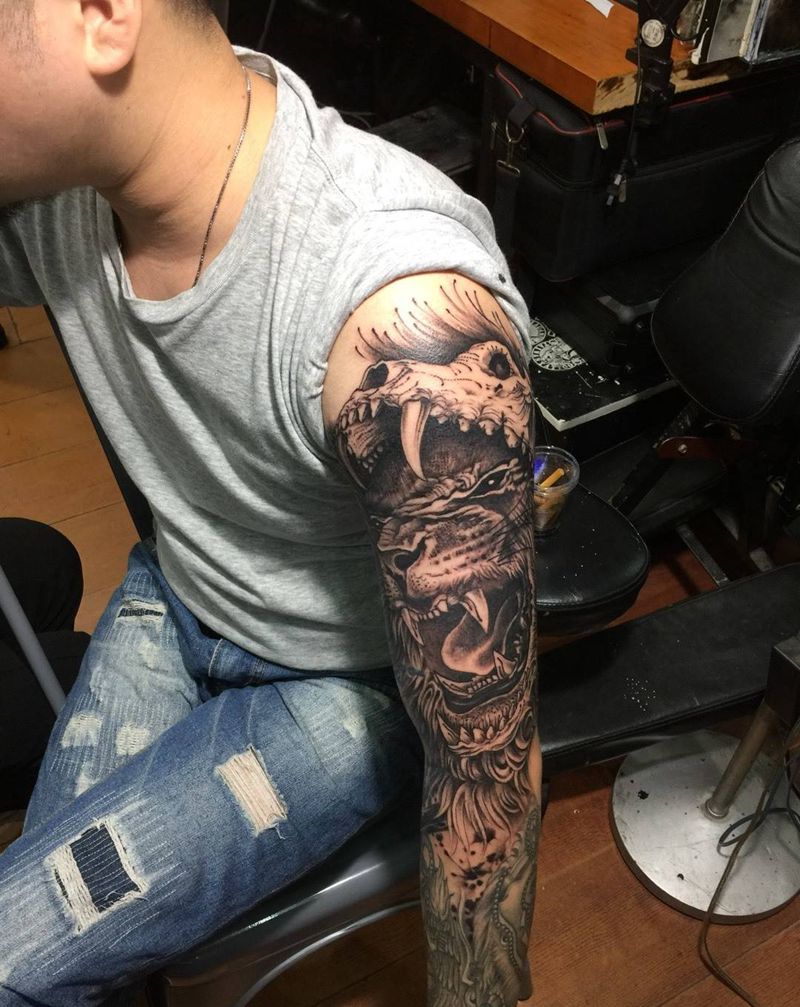 包大臂欧美猛狮纹身图片