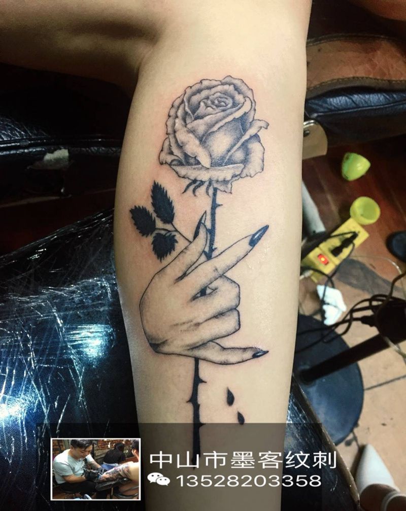 淡色玫瑰纹身图片