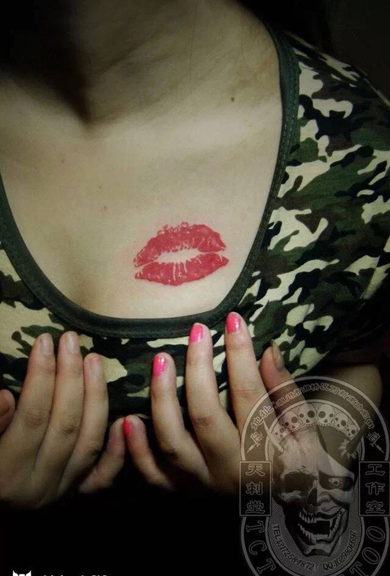 唇纹身图片_成品胸部清新纹身图案