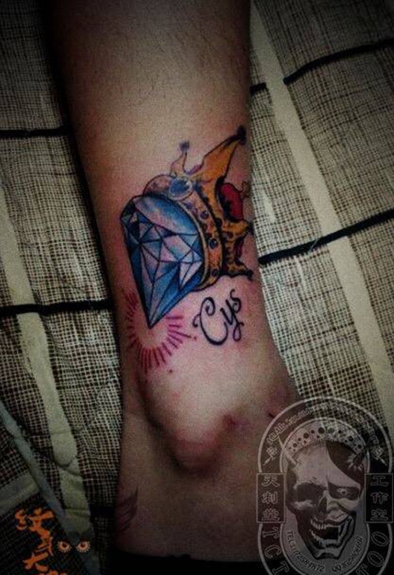 砖石皇冠纹身图片_成品脚部清新纹身图案