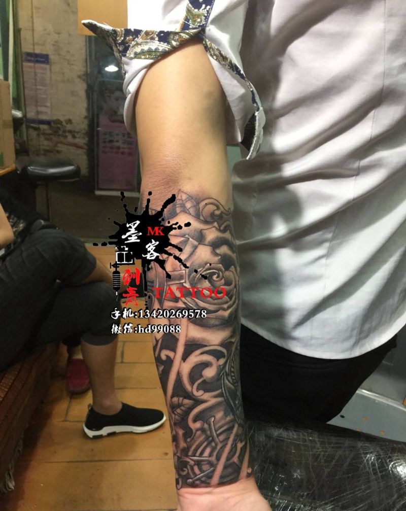 欧美罗马表黑灰写实玫瑰纹身图片