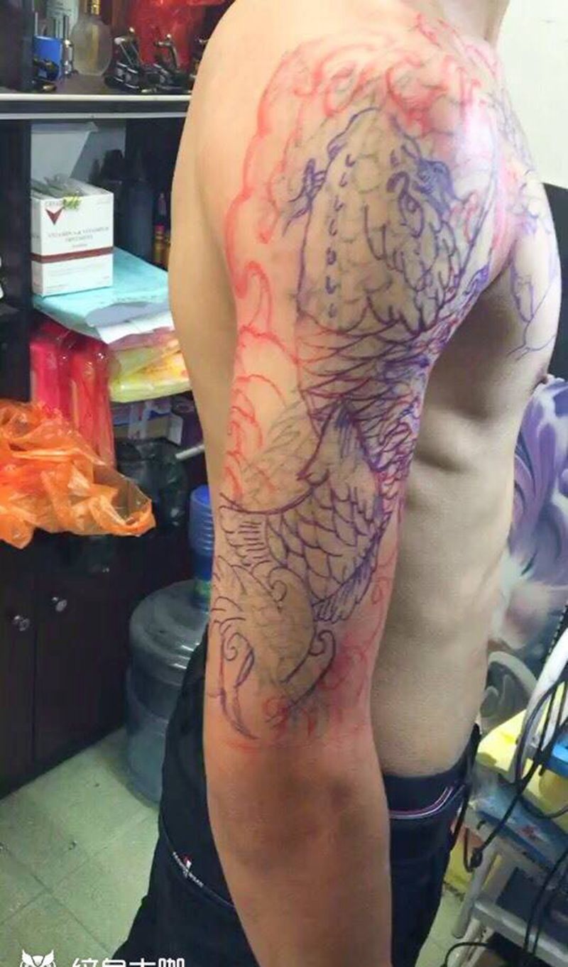 半胛鲤鱼遮盖过肩龙、未完成纹身图片_手臂胸部传统动物纹身图案