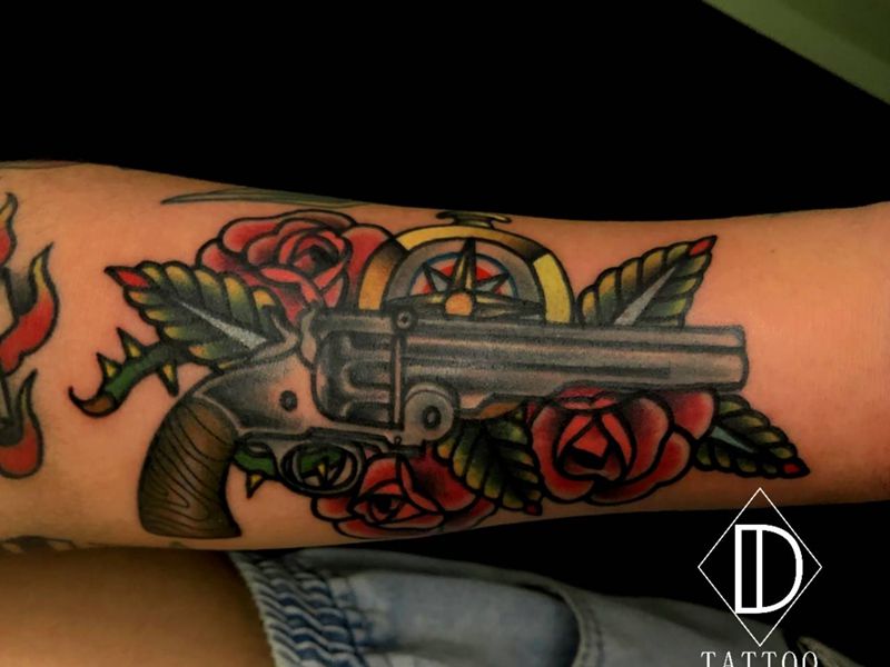 老枪翻新纹身图片_手臂Old School纹身图案