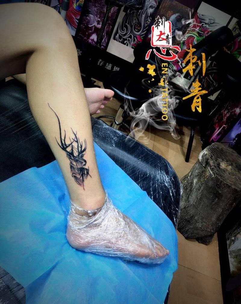 麋鹿纹身图片_腿部New School纹身图案