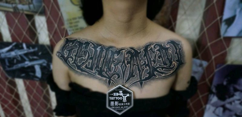 花胸花体纹身图片_胸部花体字纹身图案