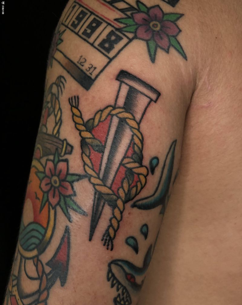 钉子纹身图片_手臂Old School钉子纹身图案