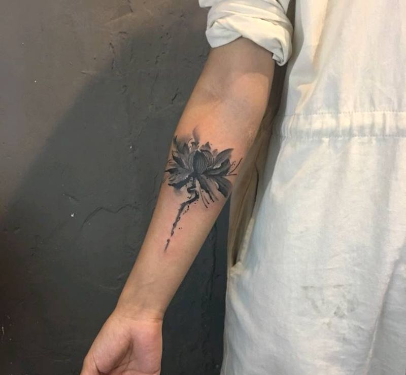 荷花纹身图片_手臂水墨纹身图案