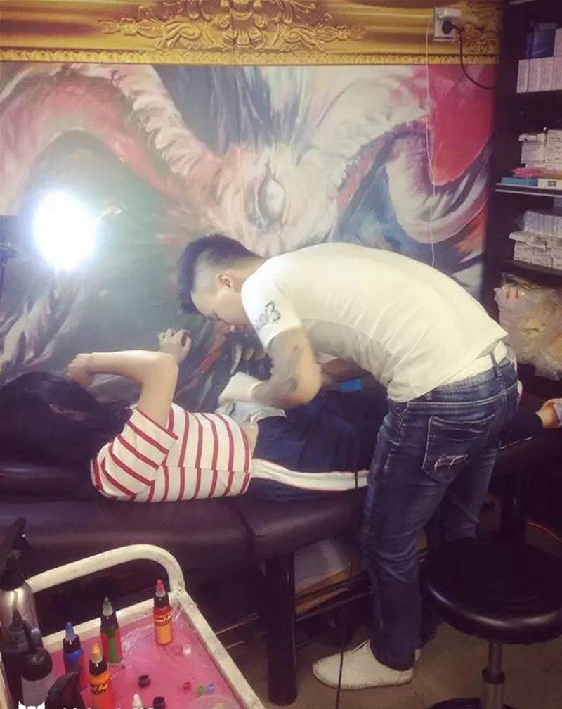 羽毛纹身图片_成品腹部清新静物纹身图案