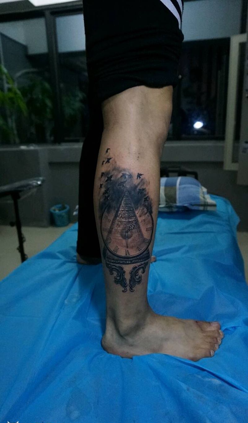 金字塔时钟纹身图片