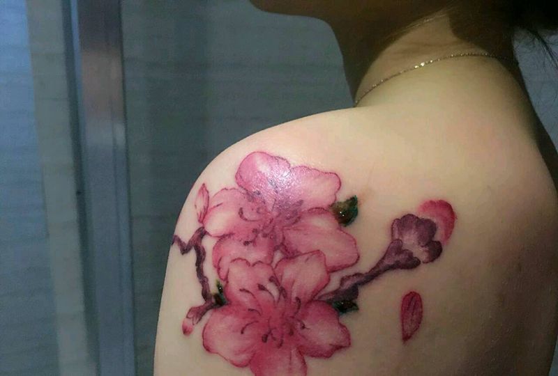 花纹身图片_肩部清新写实植物静物锁骨成品纹身图案