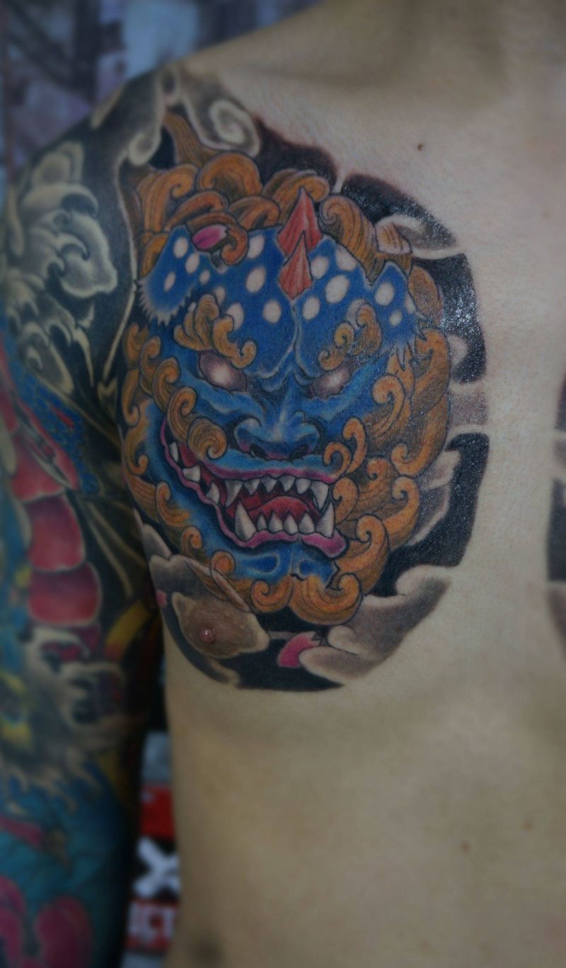 唐狮纹身图片_胸部老传统新传统纹身图案