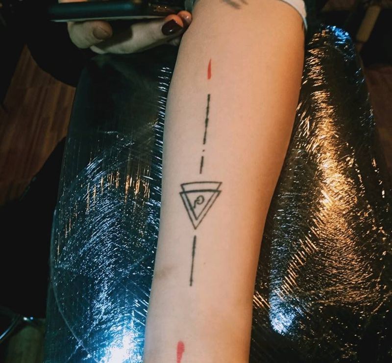 几何山水纹身图片_手部几何遮盖纹身图案