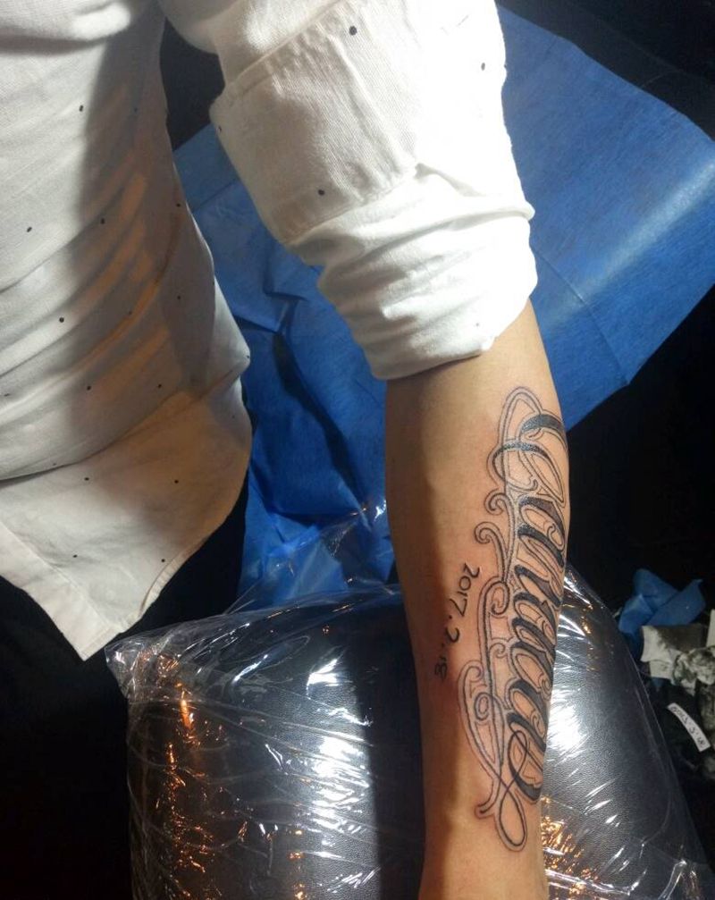 花体字纹身图片_手臂清新字符成品纹身图案