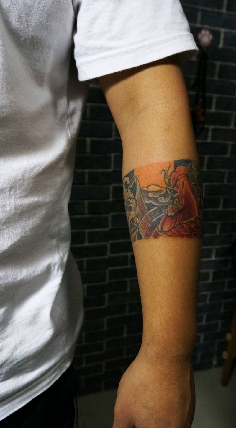 鲤鱼臂环纹身图片_手臂腿部新传统水彩纹身图案