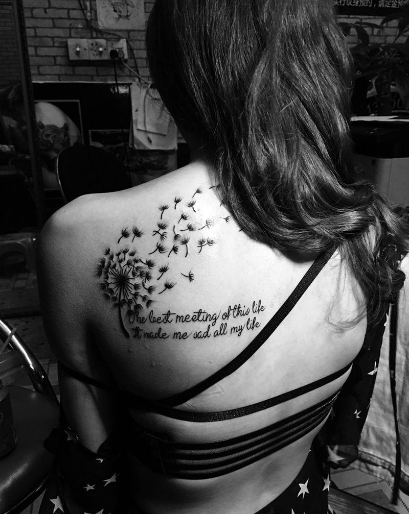 美女后背蒲公英英文纹身图片
