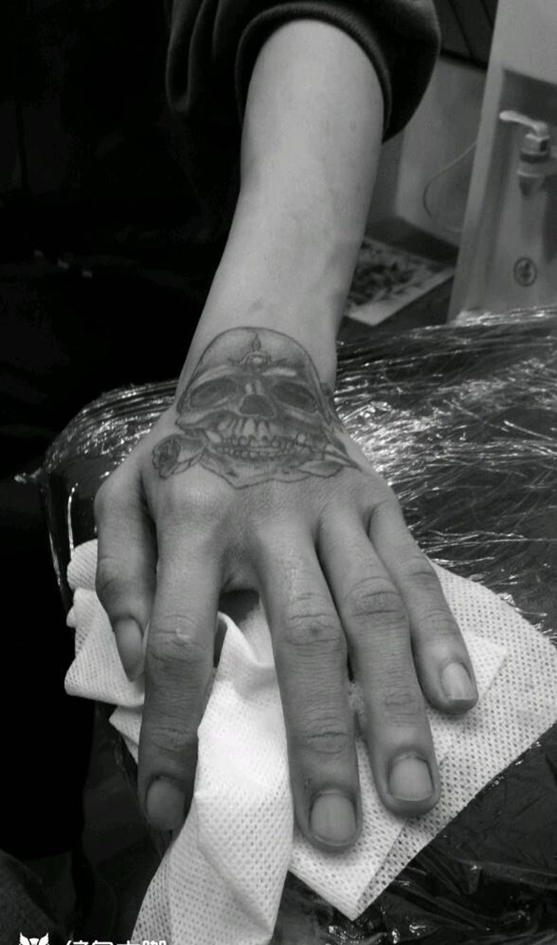 骷髅与玫瑰纹身图片