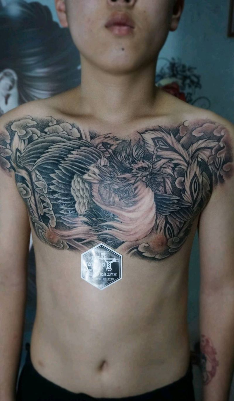 凤凰花胸纹身图片_胸部新传统凤凰纹身图案