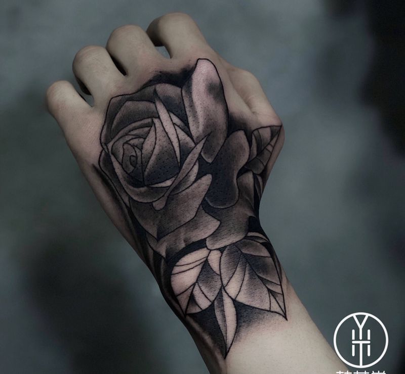 爆手背纹身图片