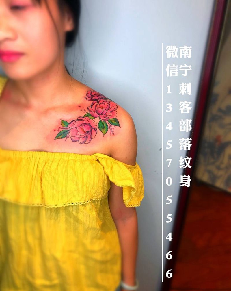 小肩花纹身图片