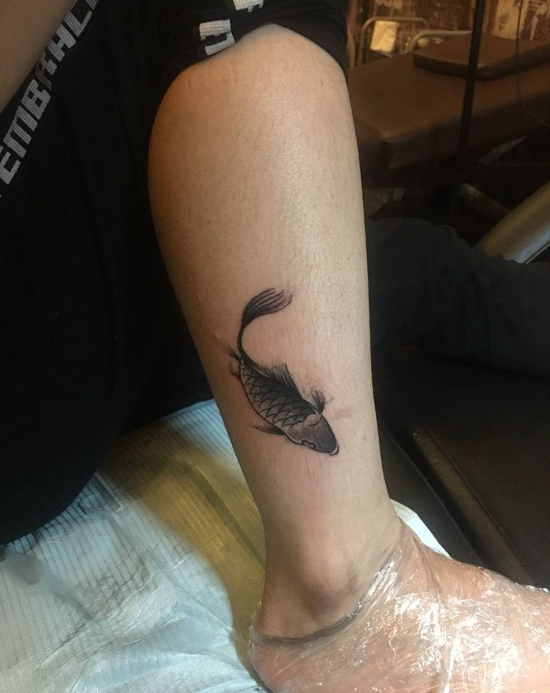 水墨小锦鲤盖小图纹身图片