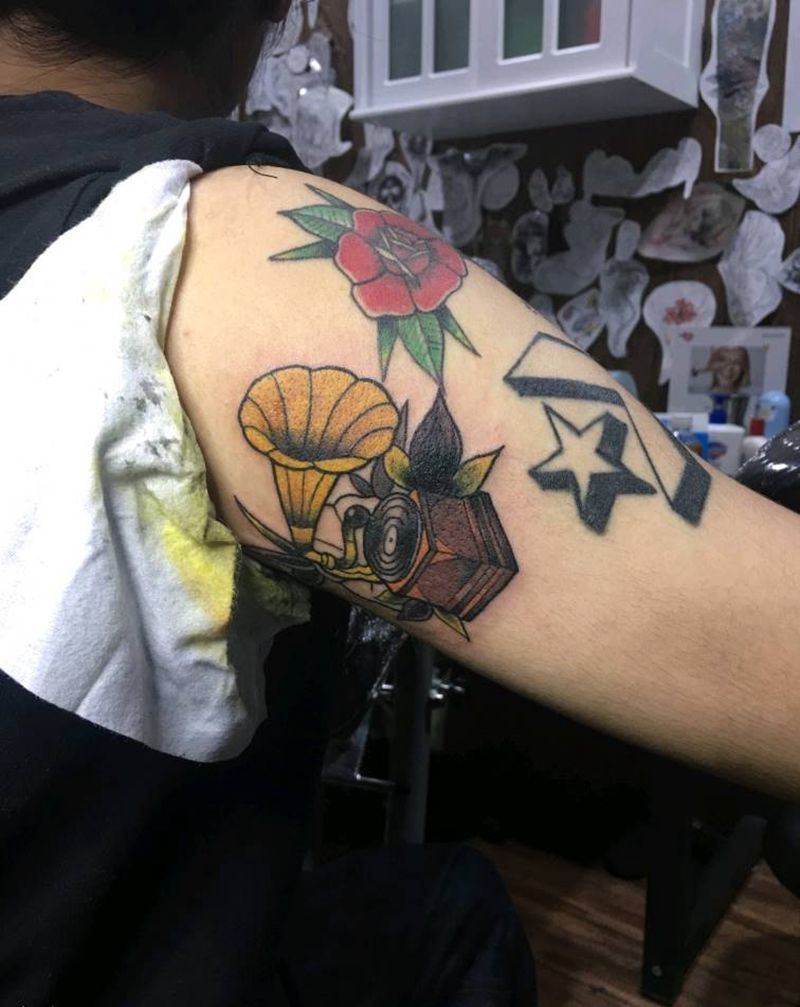 黑胶唱片机纹身图片_手臂肩部Old SchoolNew School纹身图案