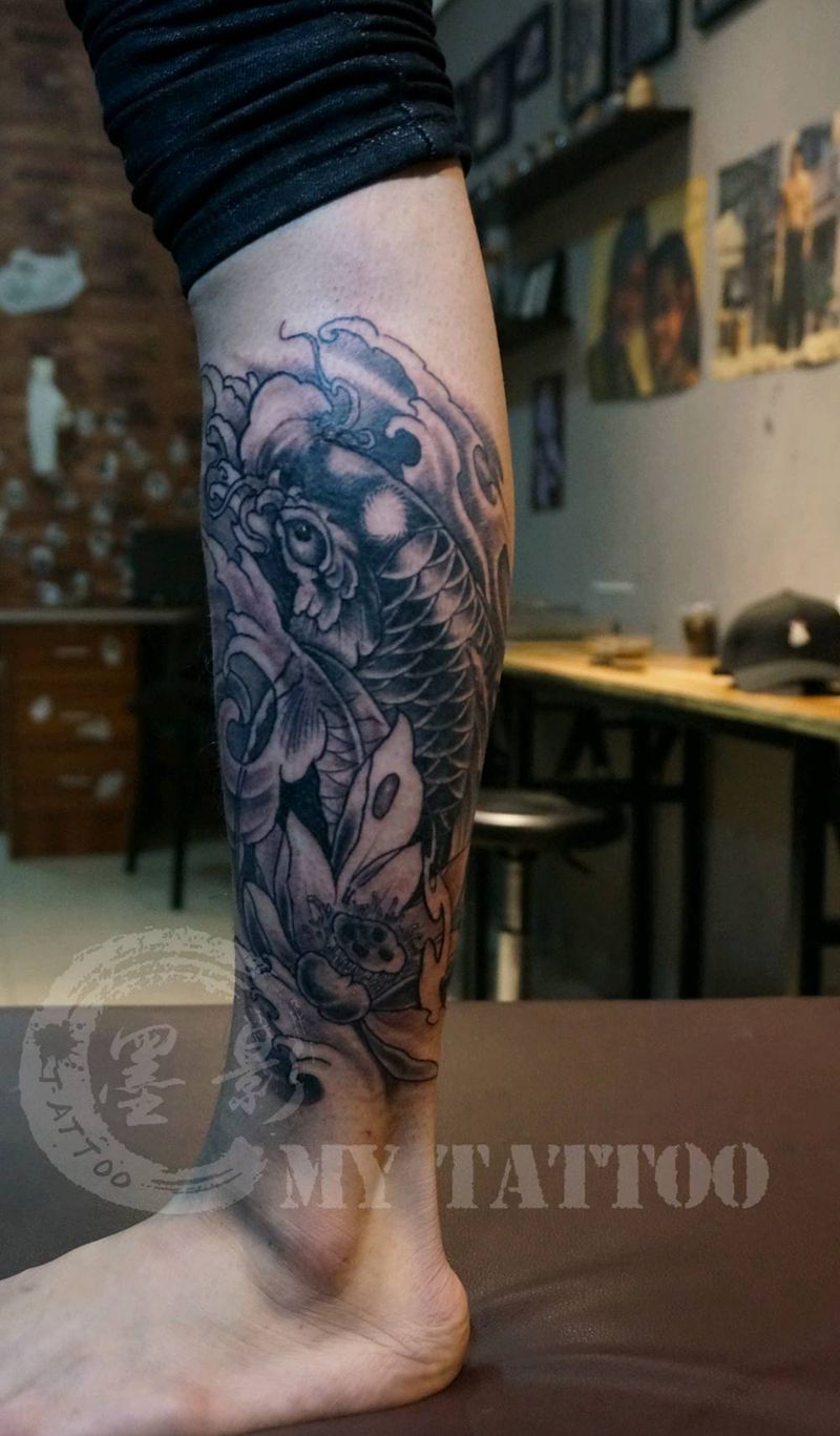 鲤鱼纹身图片_腿部新传统鱼纹身图案