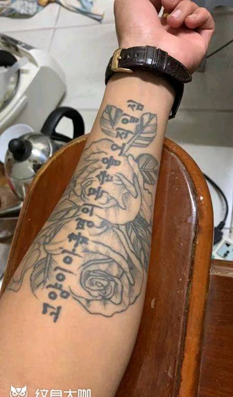 遮盖鲤鱼纹身图片_手部老传统纹身图案