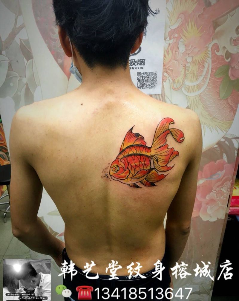 小金鱼纹身图片_成品背部清新动物纹身图案