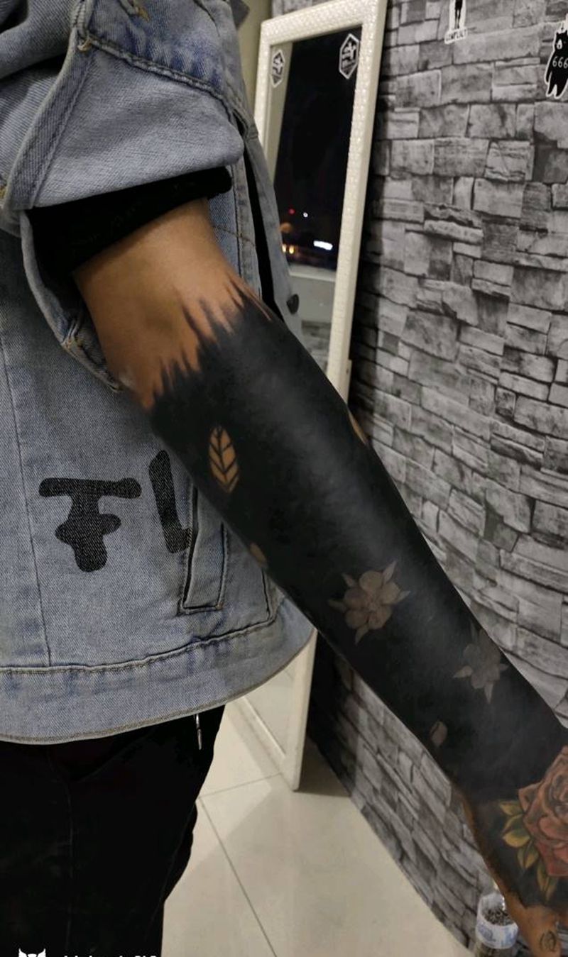 黑臂涮起纹身图片_手臂纹身图案